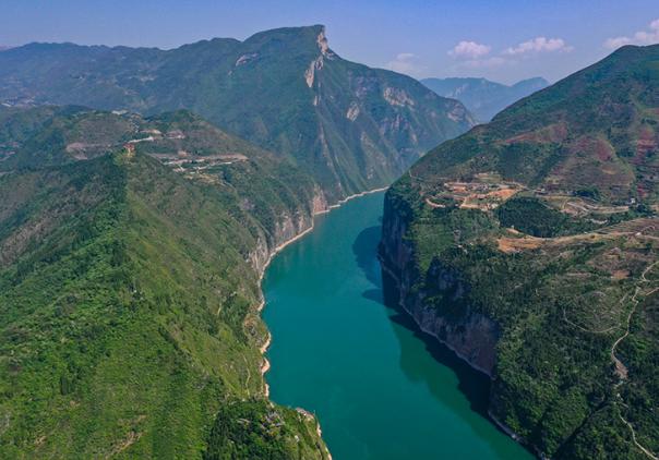 今年1—6月，三峽樞紐通過(guò)量達(dá)8307.7萬(wàn)噸，同比增長(zhǎng)10.4%