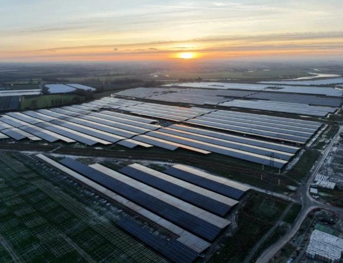 英國最大太陽能園區(qū)克利夫山投入運(yùn)營 配套儲(chǔ)能項(xiàng)目建設(shè)中