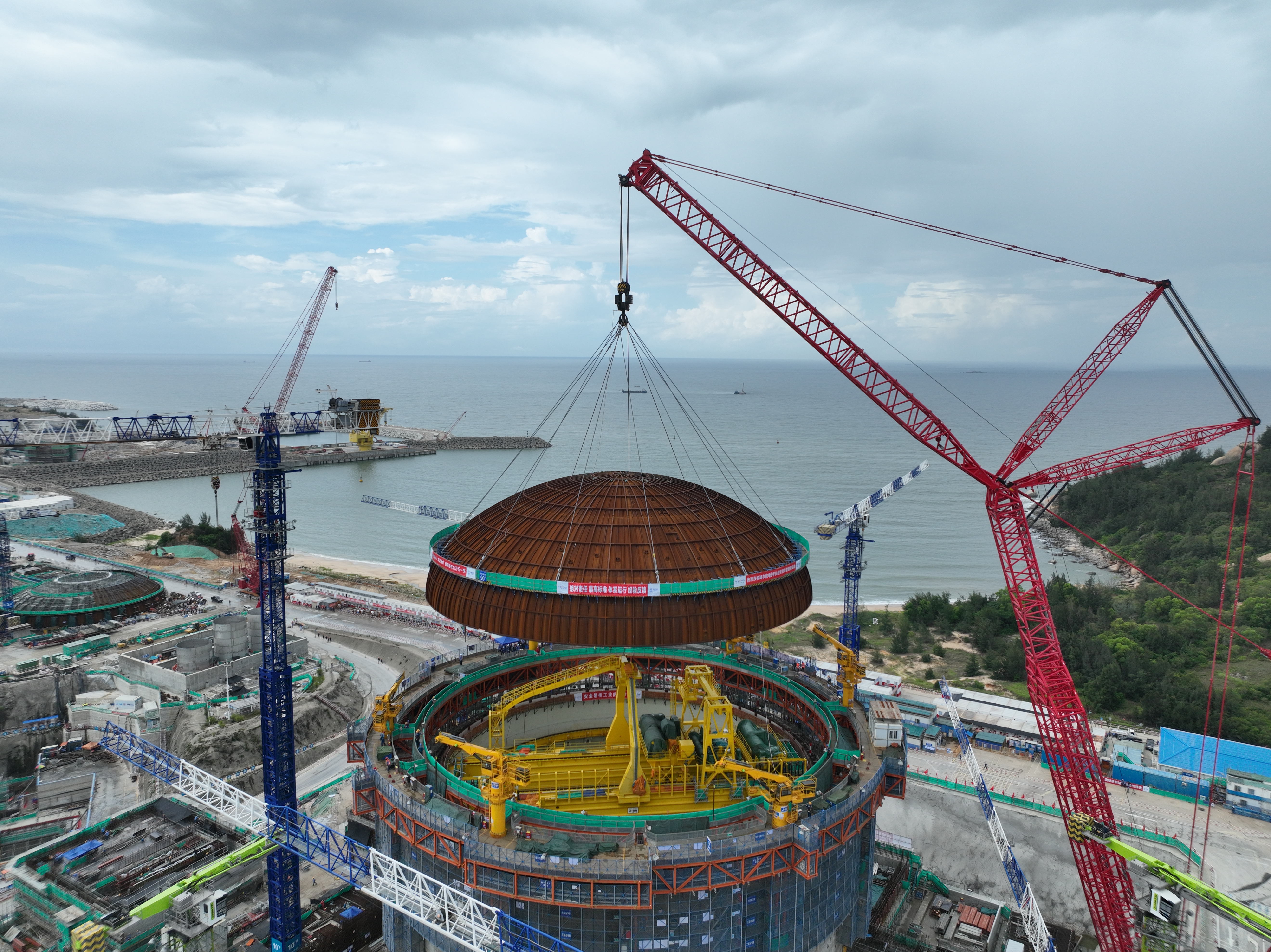 中廣核廣東陸豐核電6號機(jī)組完成穹頂?shù)跹b