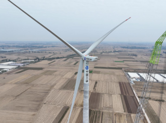 中國山東莘縣312.5兆瓦風(fēng)電項目首座風(fēng)機順利吊裝