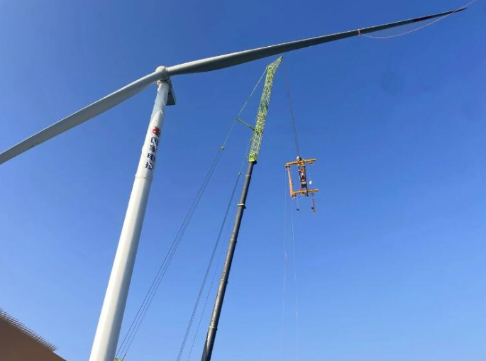 國家電投廣西防城港東興江平15萬千瓦風(fēng)電項(xiàng)目完成首臺機(jī)組吊裝